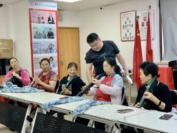 罗湖人民桥社区开展电吹管公益课堂 专业教学点亮居民音乐梦