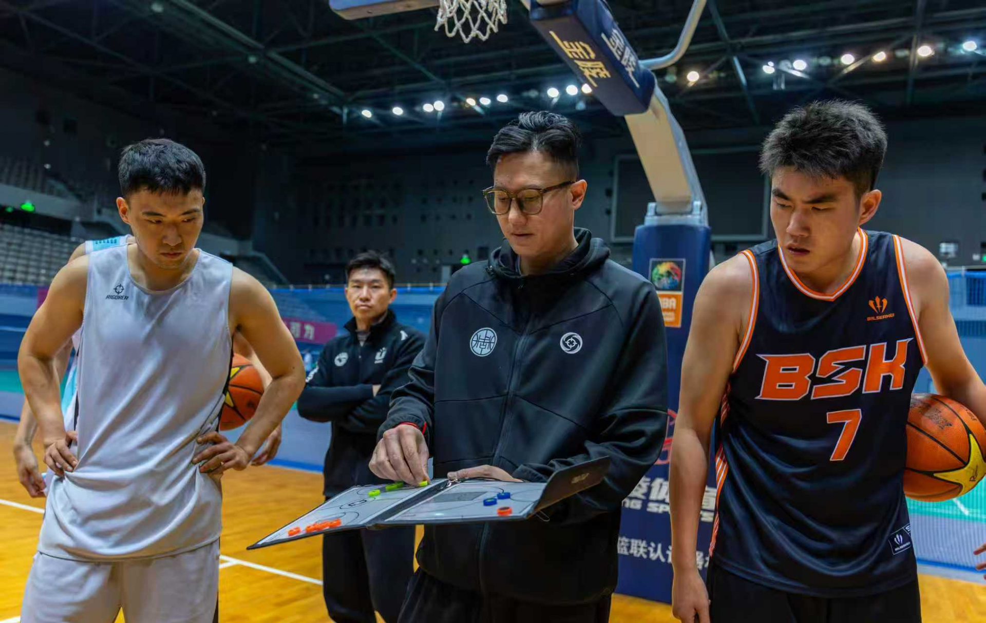 接地气、守热爱、拼到底！粤BA深圳队主教练周军华专访：胜败皆坦然，唯有拼搏不负“城”