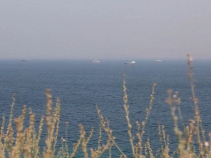 英媒：霍尔木兹海峡通航船只数量首次降为零，战前日均77艘 