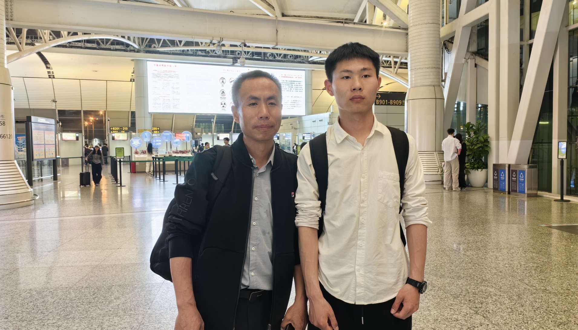 深圳报业记者机场话别申氏父子 申军良:希望严惩人贩子“梅姨”!