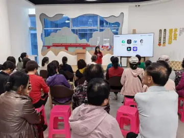 罗湖木头龙社区AI助老公益课开课，“银发族”乐享数字生活