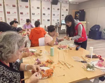 罗湖水贝社区：团扇手工暖夕阳 邻里温情满心间