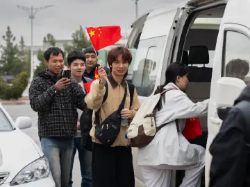从伊朗撤离的25名中国公民经土库曼斯坦启程回国