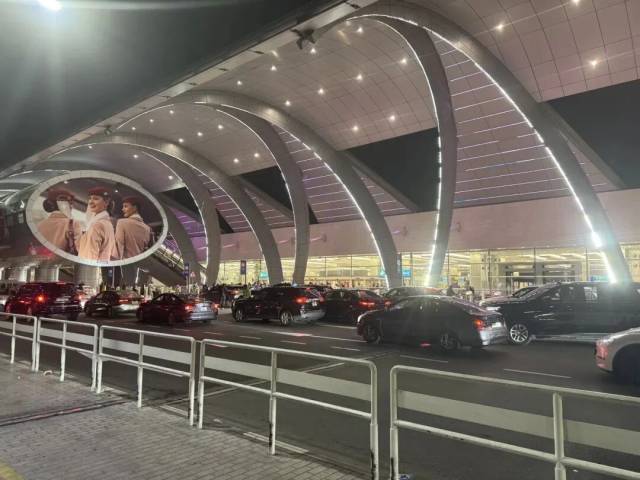 滞留迪拜6天，7次航班取消，她咬牙买下54000元机票