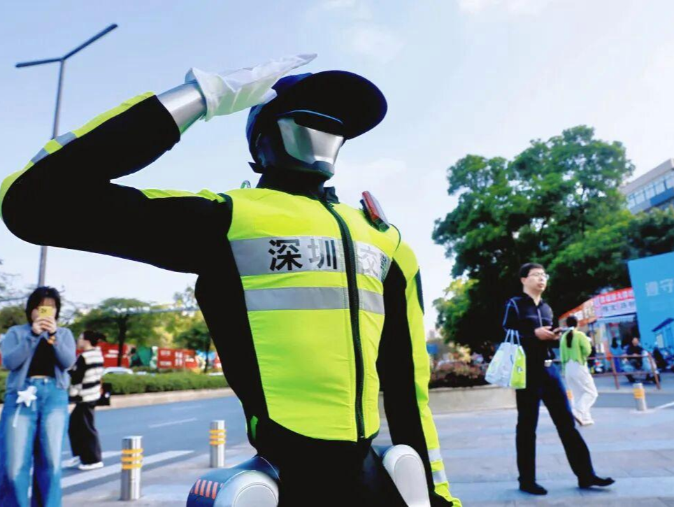 手机长出“手脚”、机器人“交警”上岗，“深圳智造”又“拿捏”了 