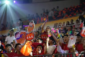 当“恐龙”遇上“大鹏”：一场篮球赛，让深河两地球迷成了“一家人”