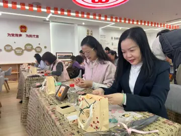 罗湖区老围社区开展宋锦挂件手作活动 丰富女性职工业余生活