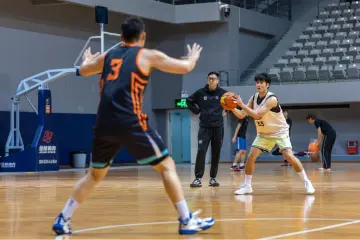 粤BA丨深圳市艺术高中民治学校老师郑逹炫：从深圳校园走出的篮球悍将，誓为家乡荣誉而战