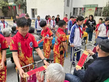 罗湖翠宁社区：非遗焕彩学雷锋，青春暖阳暖长者