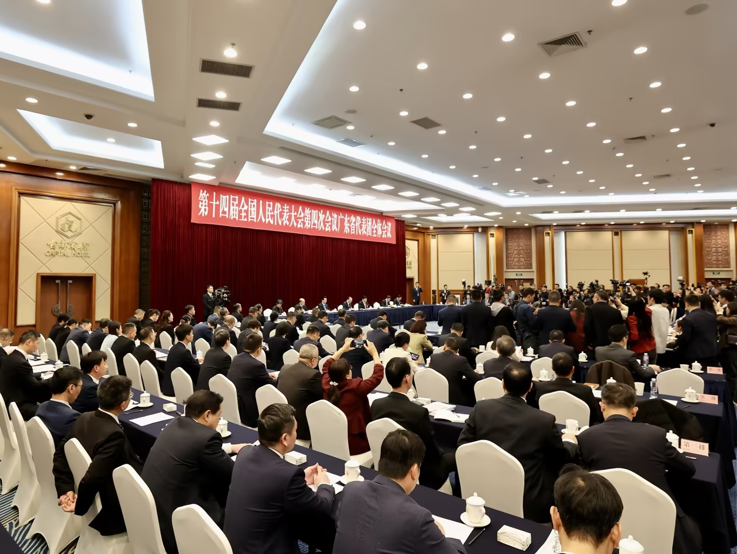 省委书记现场发邀请，广东代表团开放活动现场成“招才直播间”