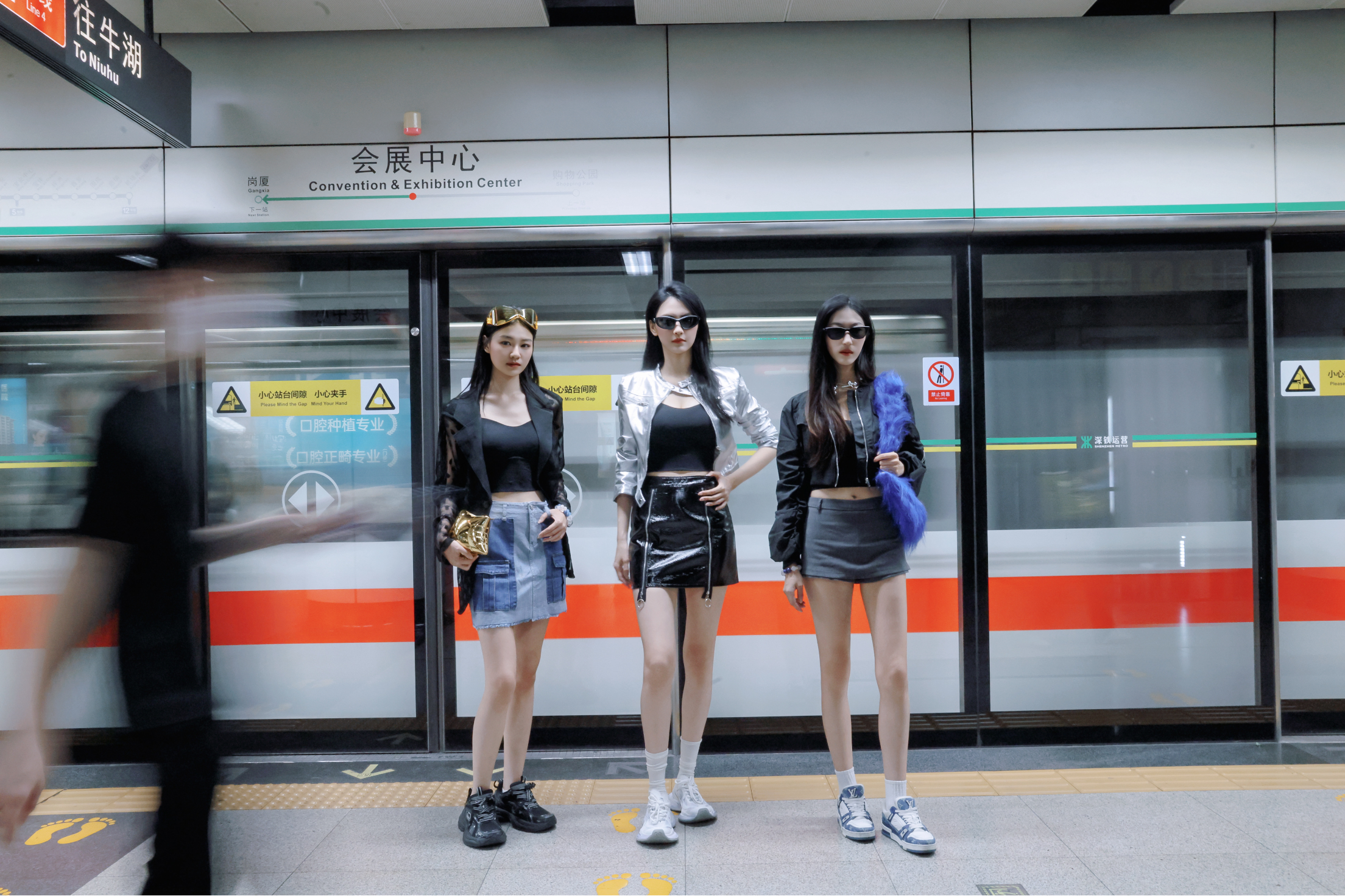 深圳地铁上演超模时装快闪，“穿搭型内衣”理念引领时尚新趋势