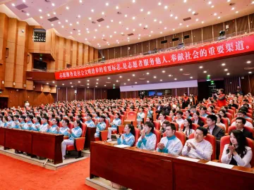 今天，他们从“小海豚”变身“APEC多语种志愿者”