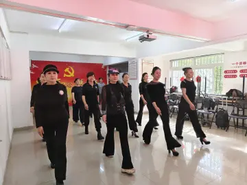 罗湖区民新社区模特秀学习营启幕，居民秀出风采凝聚温情