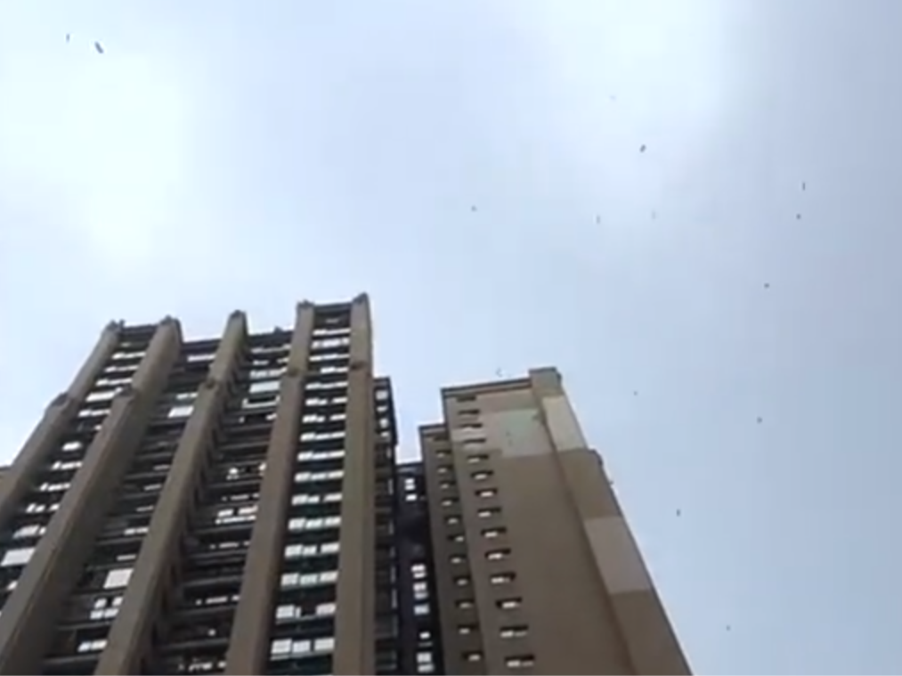 重庆警方通报“一小区有人高空撒钱”：系涉诈嫌犯抛撒赃款