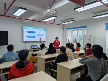 罗湖大塘龙社区开展“走近社工，与你同行”社工周宣传活动