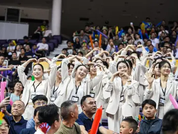 “班味”啦啦队、“麓BA”小将齐助阵！粤BA这一夜，看台场内一样很上头