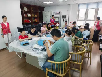 罗湖区翠平社区举办“亲子流沙时光画”手工活动