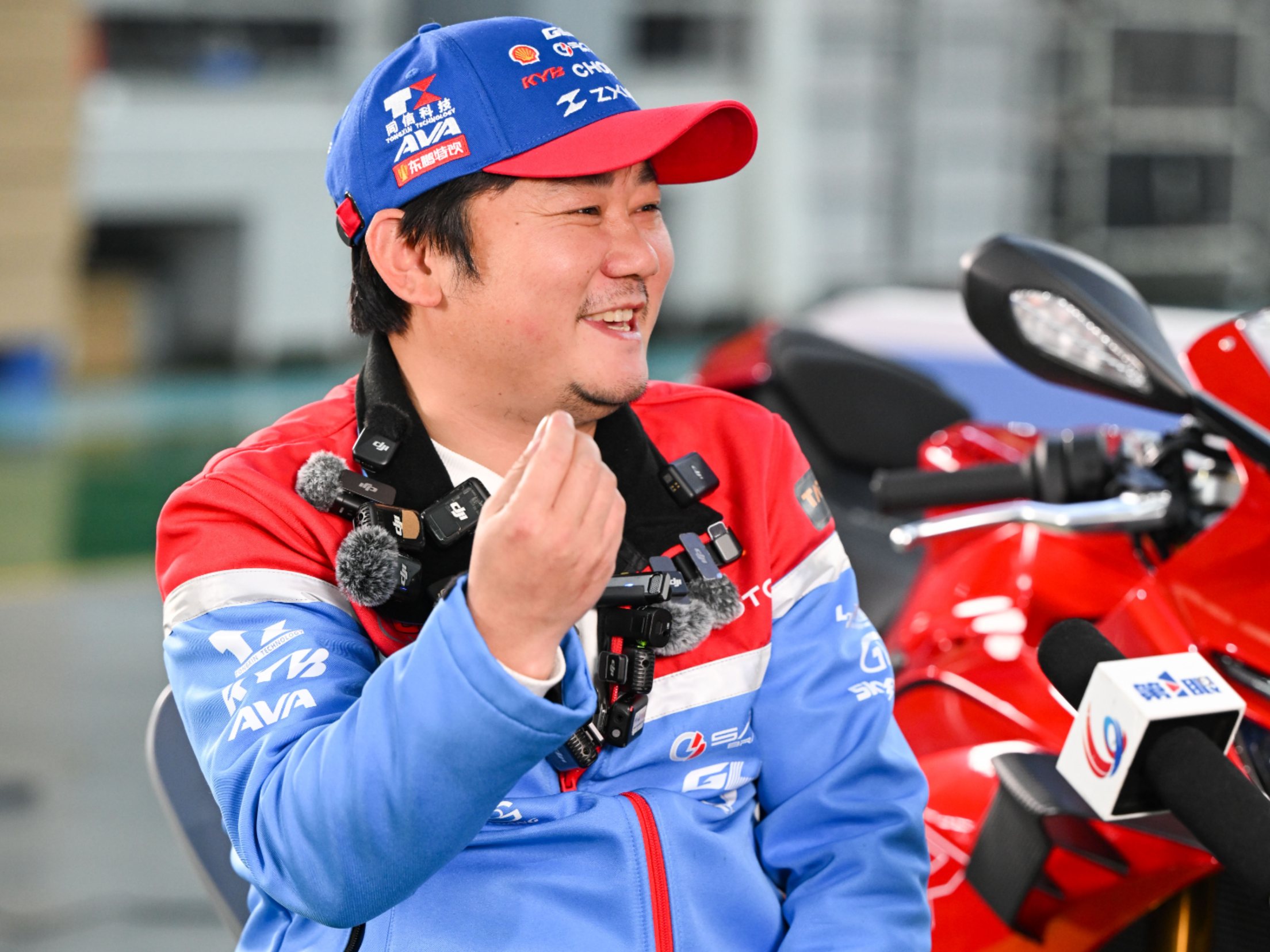 快评｜张雪火了，他治愈了我的“AI焦虑”