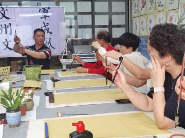 银龄挥毫乐晚年，罗湖愉天社区老龄大学书法班正式开课