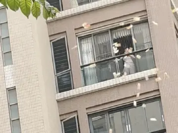 汕头通报“女子往窗外撒钱”：因亲属病重情绪波动