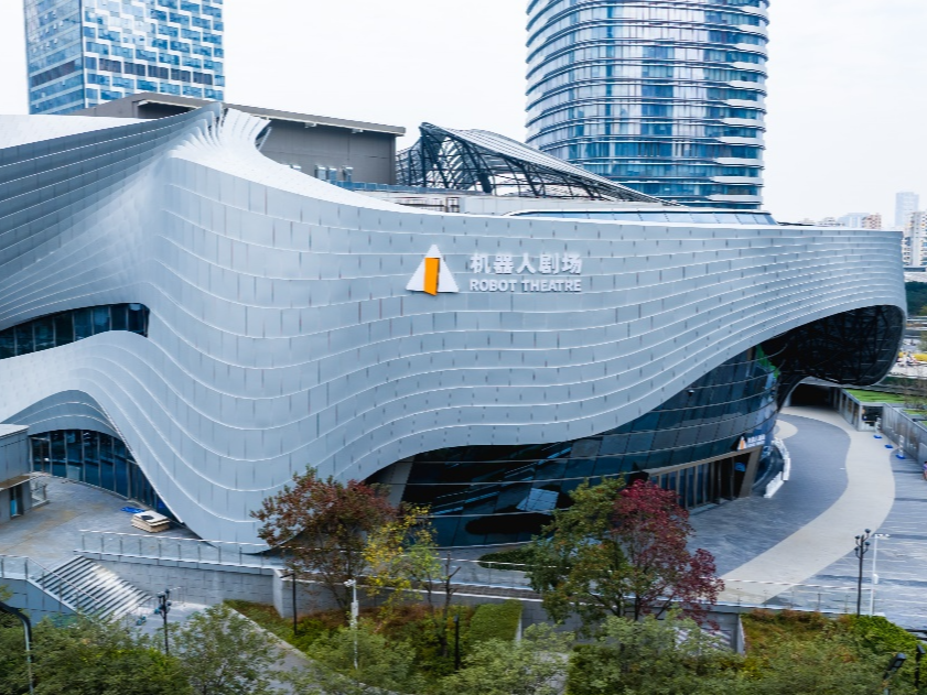 一座剧场的鸿蒙实验：龙岗如何打造“全域全时”智能之城