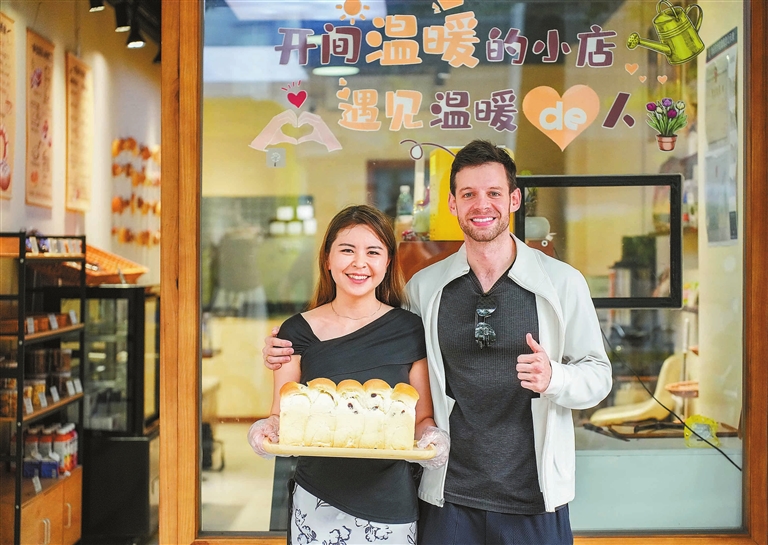 顾客集体挽留，网友接力声援，政府上门支招
一则歇业公告让小店重活一回