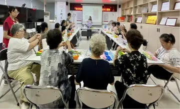 罗湖人民桥社区开展长者手工课堂