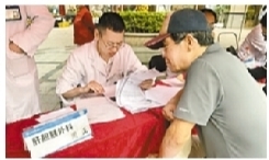三甲医院专家上门义诊 为近百位居民提供面对面诊疗服务