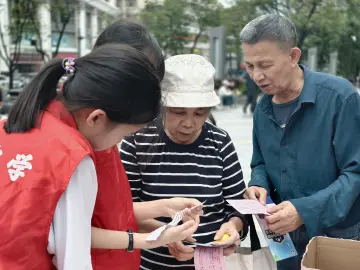 罗湖区翠竹街道组织学生志愿者开展禁毒宣传活动