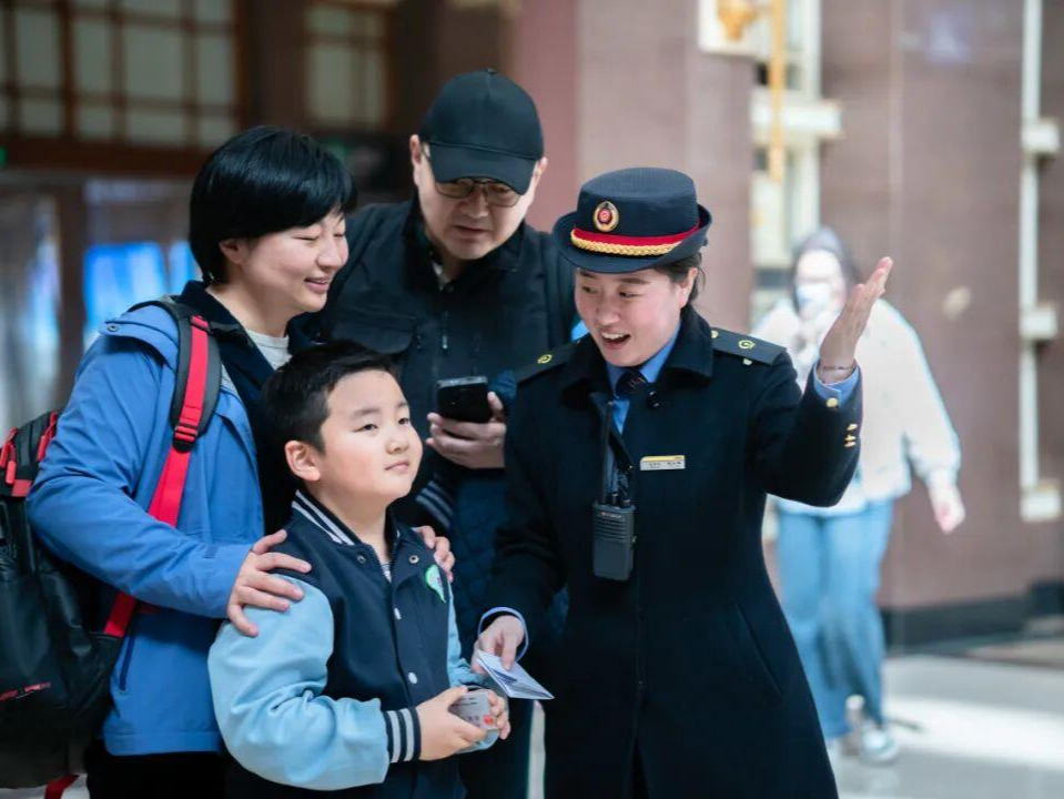 2212.3万人次！全国铁路清明假期单日旅客发送量创新高