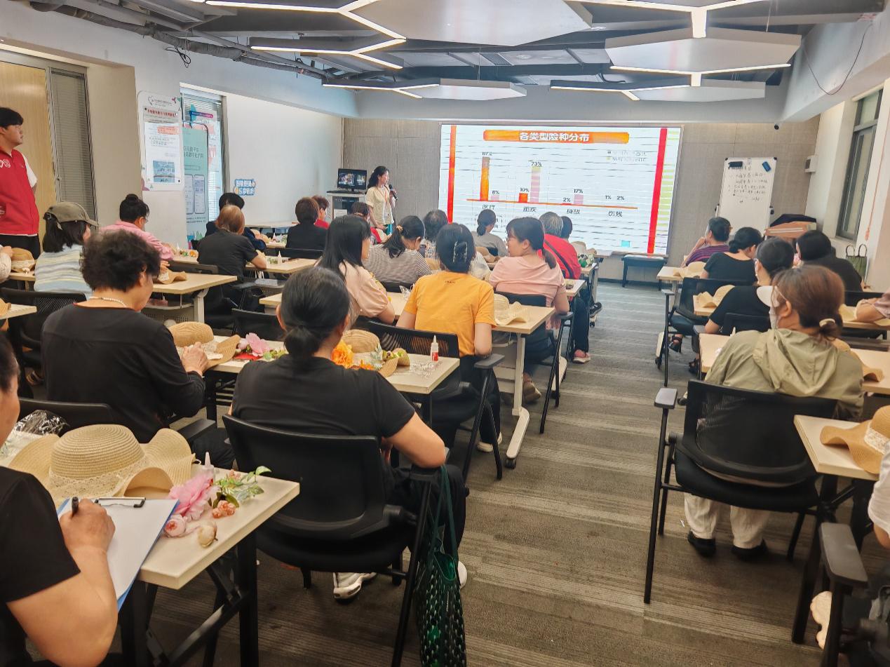 南山创业路社区温情开展“百姓学堂花艺草帽DIY”活动