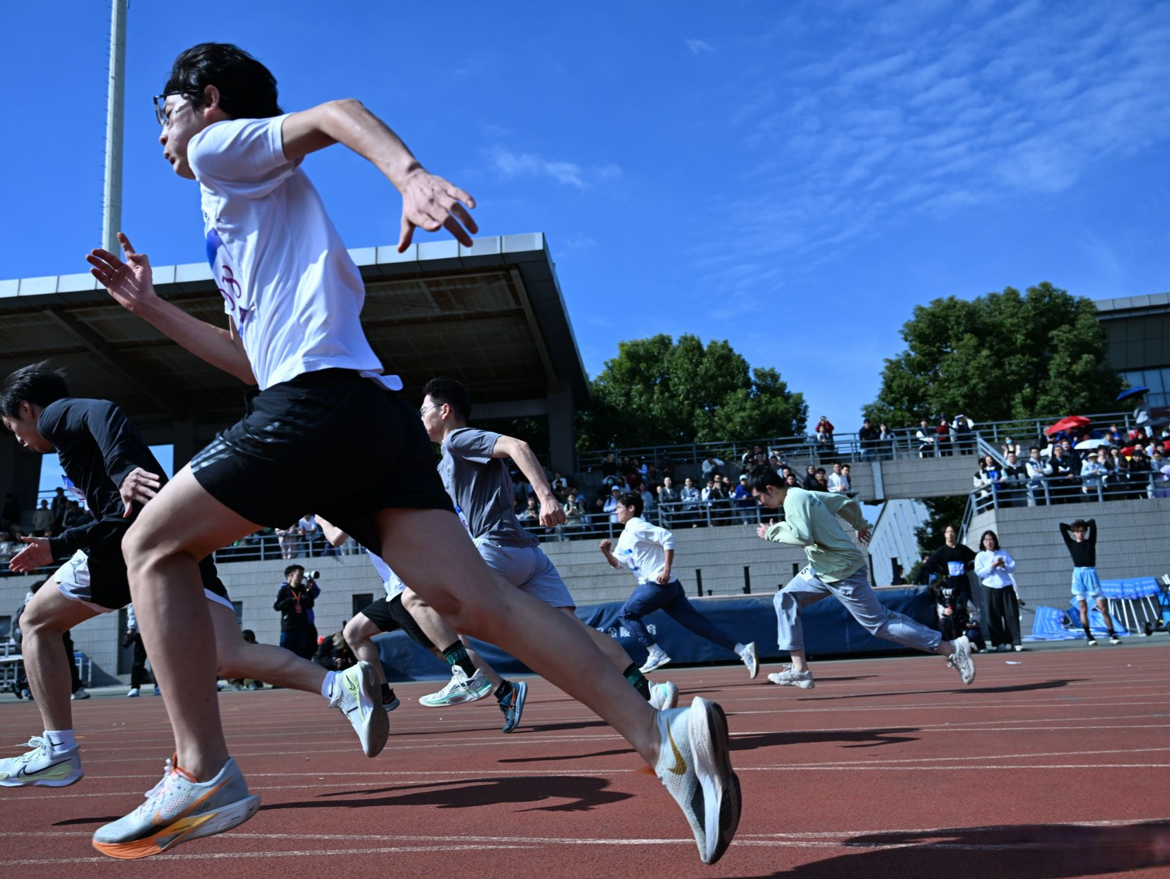 广东启动试点：大学生每天阳光体育活动不少于一小时