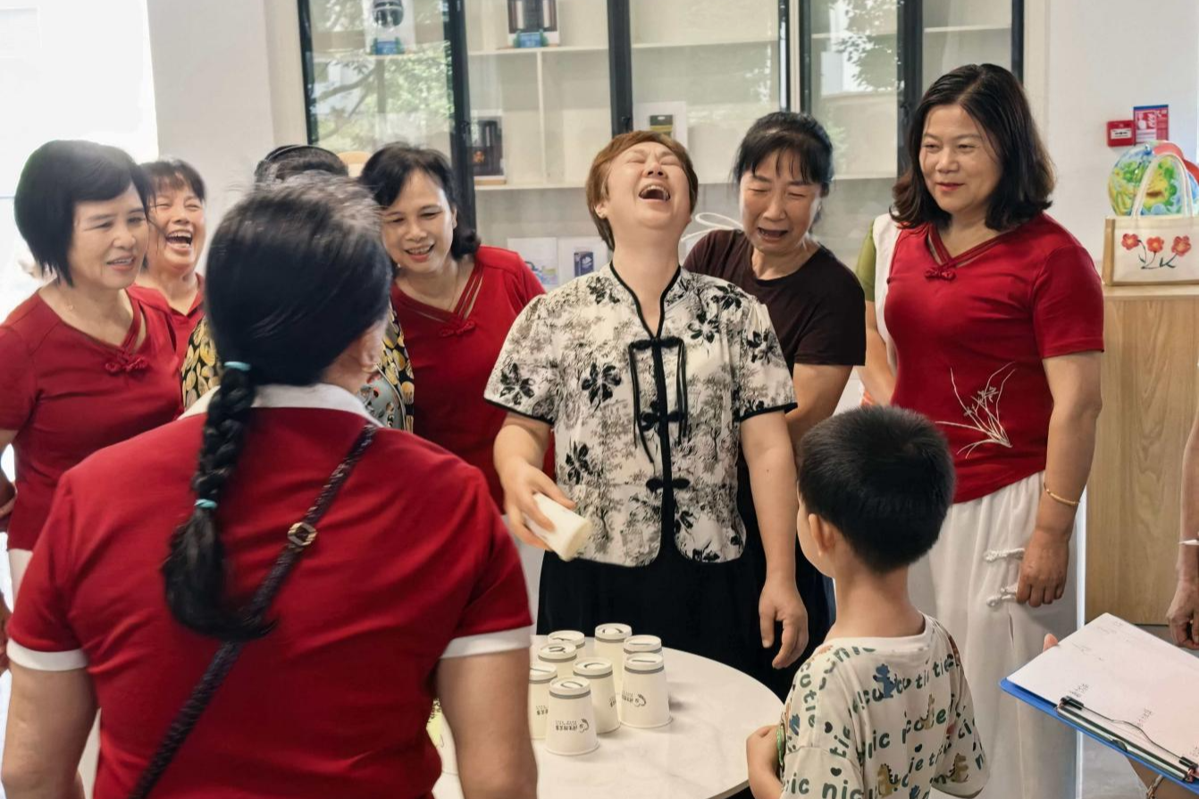 不送鲜花送欢笑,这个社区用一场“解压运动会”为母亲“松绑”