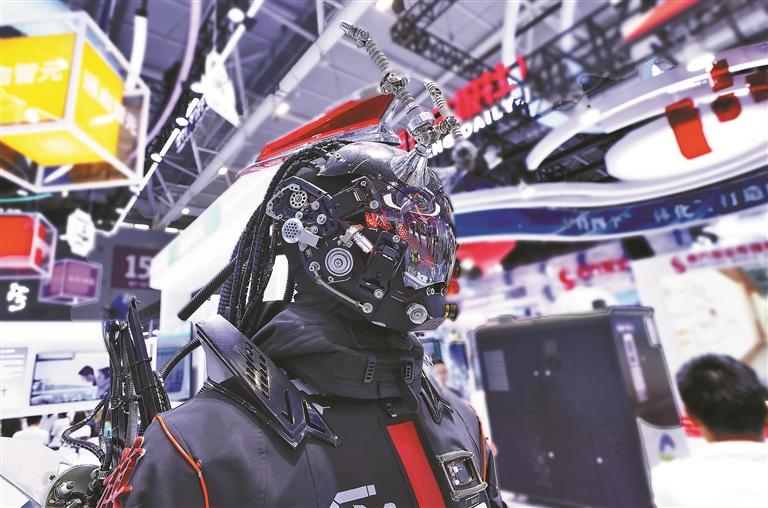上才艺!这届机器人太会整活了 多款机器人精彩亮相文博会,科技感 沉浸感体验感拉满