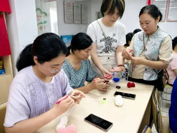 罗湖大塘龙社区开展女性钩针发圈手作沙龙