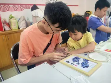 罗湖区人民桥社区家长学校开展家风廉政亲子手工活动