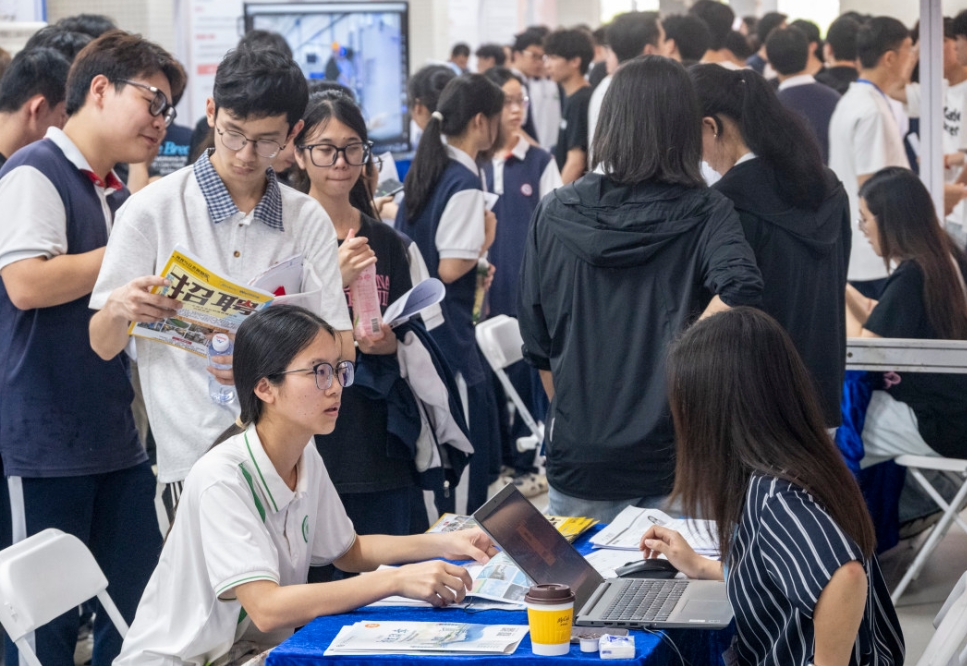 过万求职者入场，“百万英才汇南粤”2026年高技能人才专题招聘活动举行
