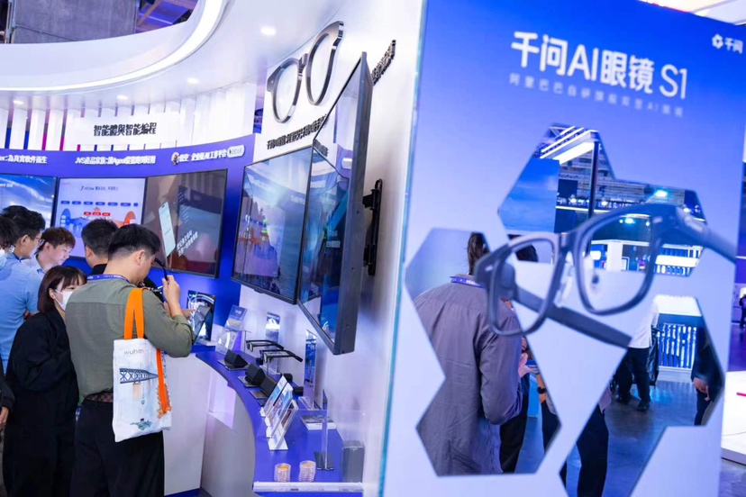 千问AI眼镜亮相BEYOND 2026：AI开始“主动服务”了