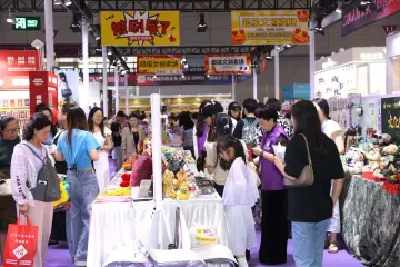 提着文创好物走出9号馆，他们带走的不仅是一件物品