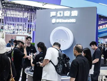 麦克风有了“赛博皮肤”！影石在文博会把科技玩成潮流单品  