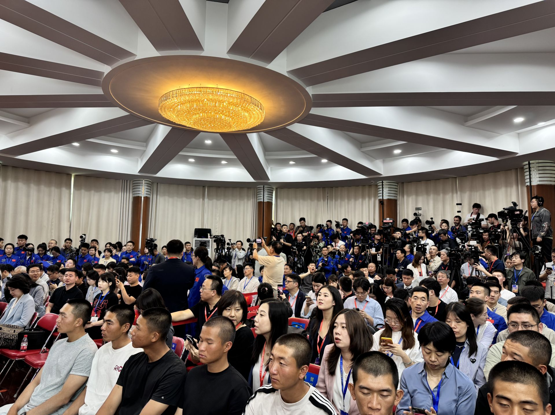 记者侧记:首位港籍女航天员飞天在即,紫荆花将绽放中国空间站