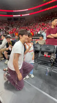 杨力维惊喜现身!为CBA深圳男篮现场打CALL