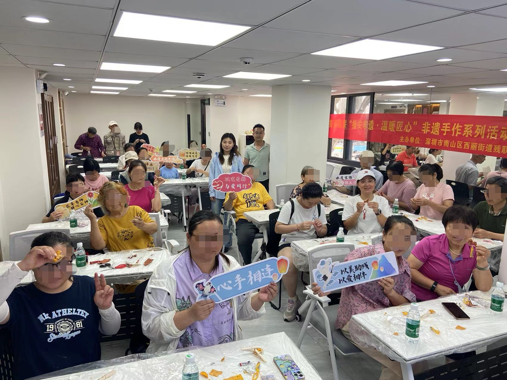“巧手织非遗,暖心爱同行” 西丽街道松坪山社区举行助残日宋锦手作体验活动