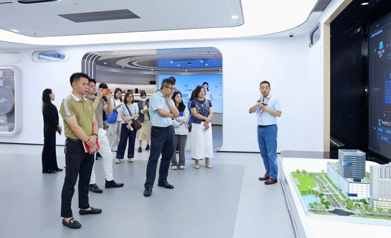AI+制造有多牛?宝安高层次人才沉浸式体验三诺AI超级梦工厂