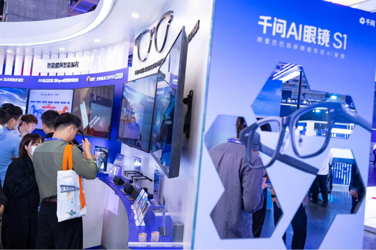 AI开始“主动服务”了，千问AI眼镜亮相BEYOND 2026
