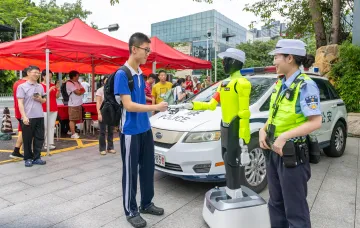 图集｜高考首日 “985”“211”机器人助阵 警号985警车为考生加油