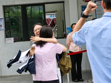 滚动报道 | 加油！深圳8万余名考生青春逐梦，直击高考首日动人瞬间