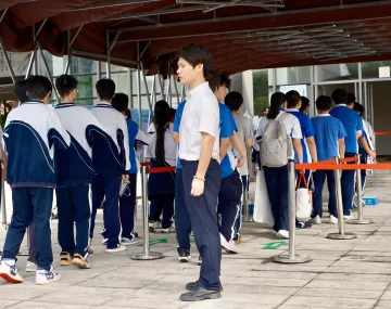 全市85个高考考点同步开放 深圳考生提前踩点熟悉考试环境