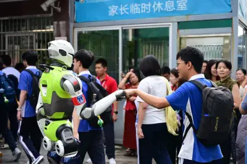 深圳考点外“985、211机器人阿sir”来助阵 考生：沾喜气了！