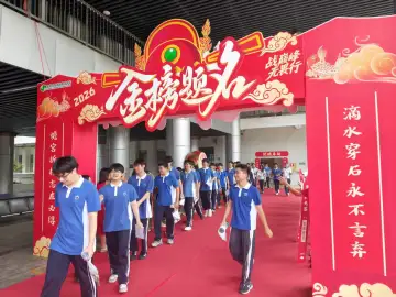 高考语文鸣锣开考！深晚记者带你多图直击考点外的温情守候